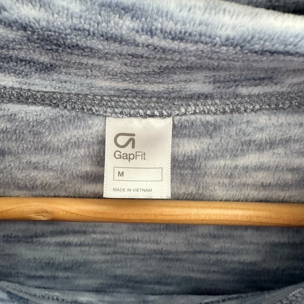 Gap fits woman’s light blue hooded sweater size M